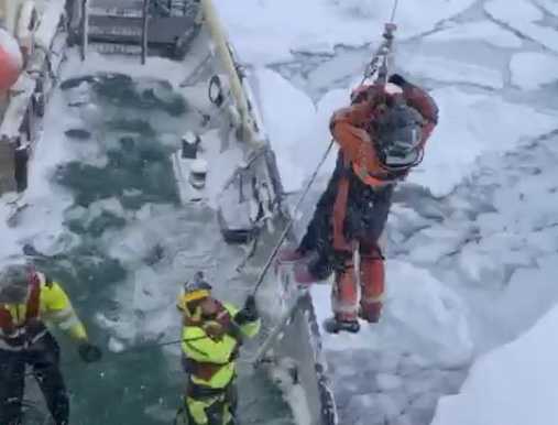 El hielo del Ártico atrapa a un buque 'ecologista' que intentaba filmar el  deshielo - mpr21